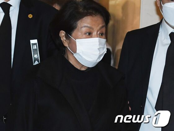 23일 오후 서울 서대문구 세브란스병원 신촌장례식장에 마련된 故 전두환 전 대통련 빈소에 부인 이순자 씨가 들어서고 있다. 2021.11.23/뉴스1 © News1 이성철 기자