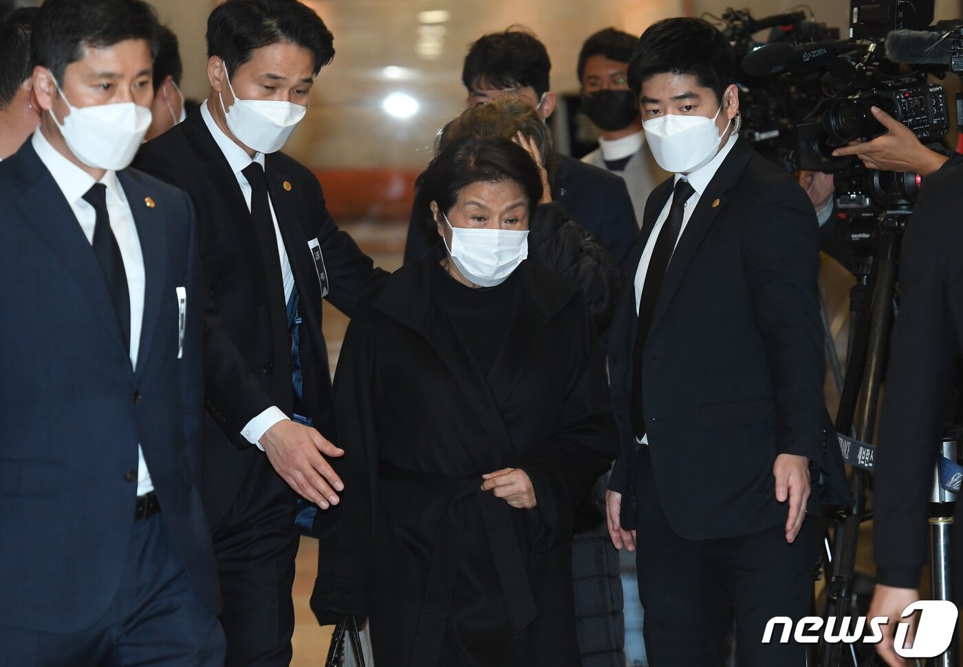 본문 이미지 - 23일 오후 서울 서대문구 세브란스병원 신촌장례식장에 마련된 故 전두환 전 대통련 빈소에 부인 이순자 씨가 들어서고 있다. 2021.11.23/뉴스1 ⓒ News1 이성철 기자