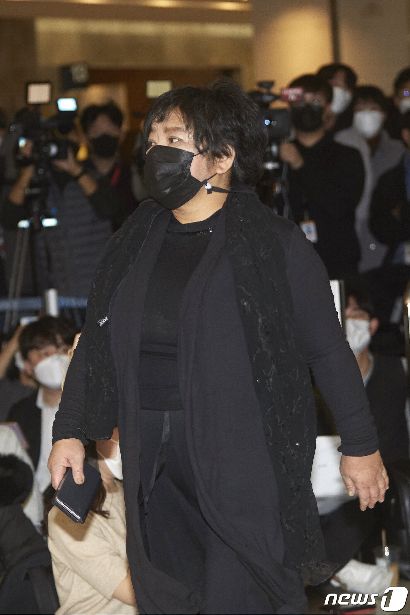 본문 이미지 - 23일 오후 서울 서대문구 세브란스병원 신촌장례식장에 마련된 故 전두환 전 대통련 빈소에 딸 전효선 씨가 들어서고 있다. 2021.11.23/뉴스1 ⓒ News1 이성철 기자