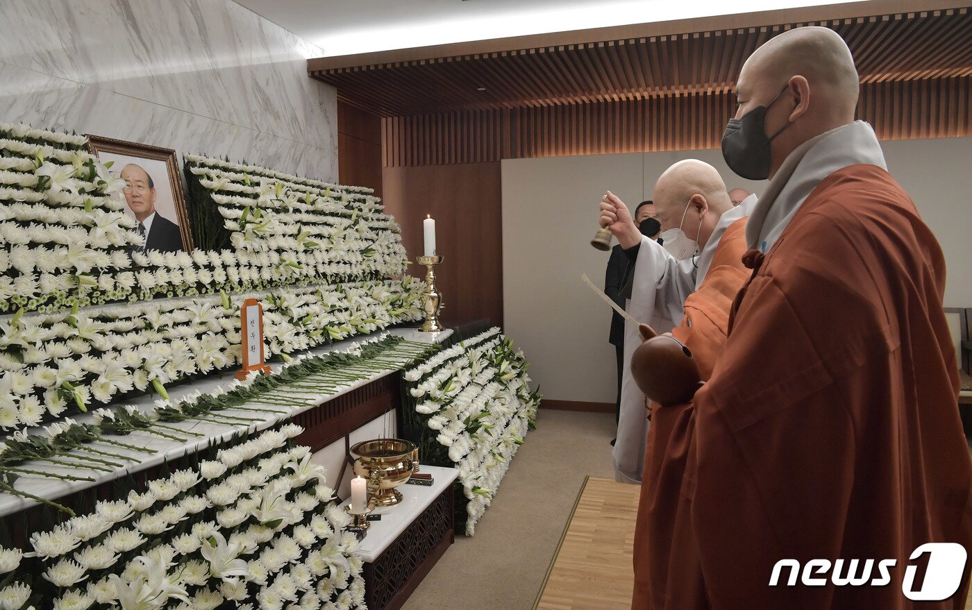본문 이미지 - 23일 서울 서대문구 신촌세브란스병원 장례식장에 마련된 고 전두환 전 대통령 빈소에서 백담사 주지를 지낸 도후스님 등이 조문을 하고 있다. 2021.11.23/뉴스1 ⓒ News1 이성철 기자