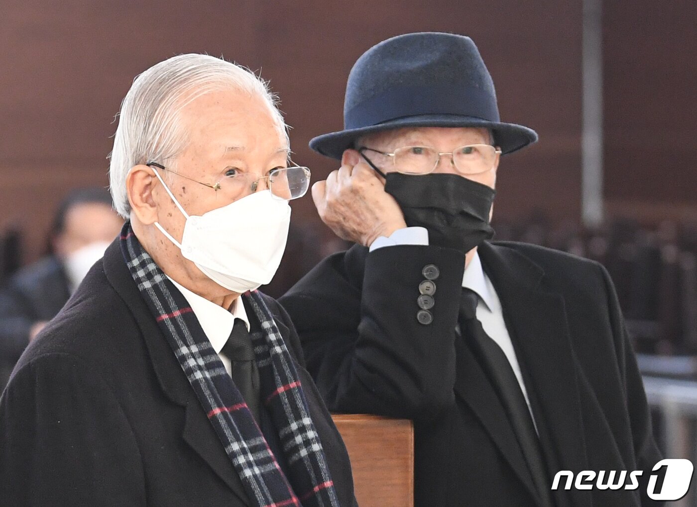본문 이미지 - 전두환 전 대통령이 향년 90세로 사망한 23일 서울 서대문구 세브란스병원 신촌장례식장에 마련된 빈소에서 장세동 전 국가안전기획부장(왼쪽)과 고명승 전 육군대장이 대기하고 있다. 2021.11.23/뉴스1 ⓒ News1 이성철 기자