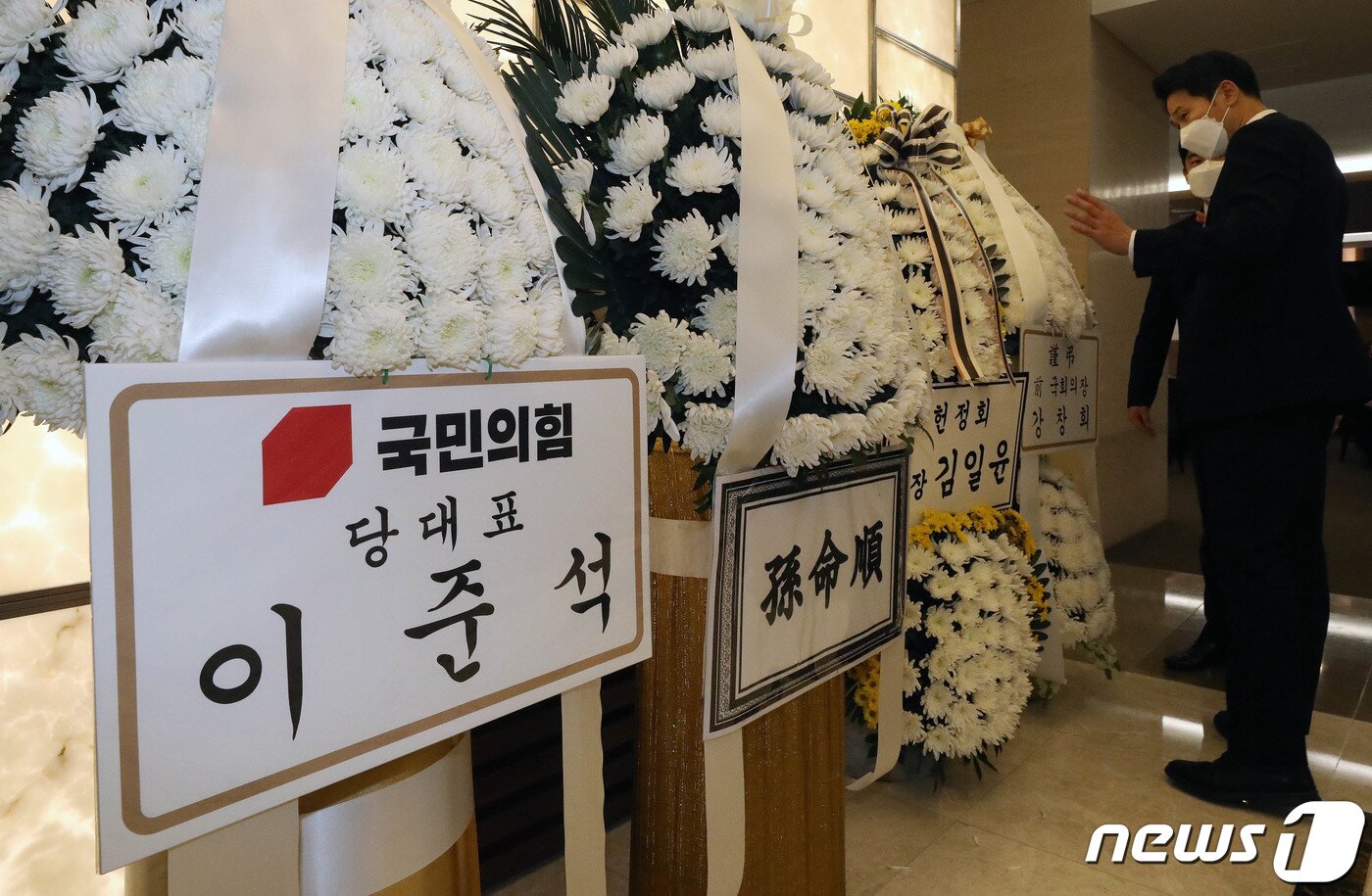 본문 이미지 - 23일 오후 서울 서대문구 신촌세브란스병원 장례식장에 마련된 故 전두환 전 대통령의 빈소에 이준석 국민의힘 대표가 보낸 근조화환이 놓여져 있다. 2021.11.23/뉴스1 ⓒ News1 안은나 기자