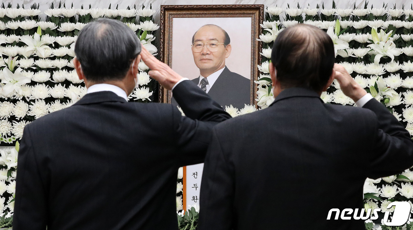 (서울=뉴스1) 안은나 기자 = 23일 오후 서울 서대문구 신촌세브란스병원 장례식장에 마련된 故 전두환 전 대통령의 빈소에서 조문객들이 거수경례를 하고 있다. 2021.11.23/ …