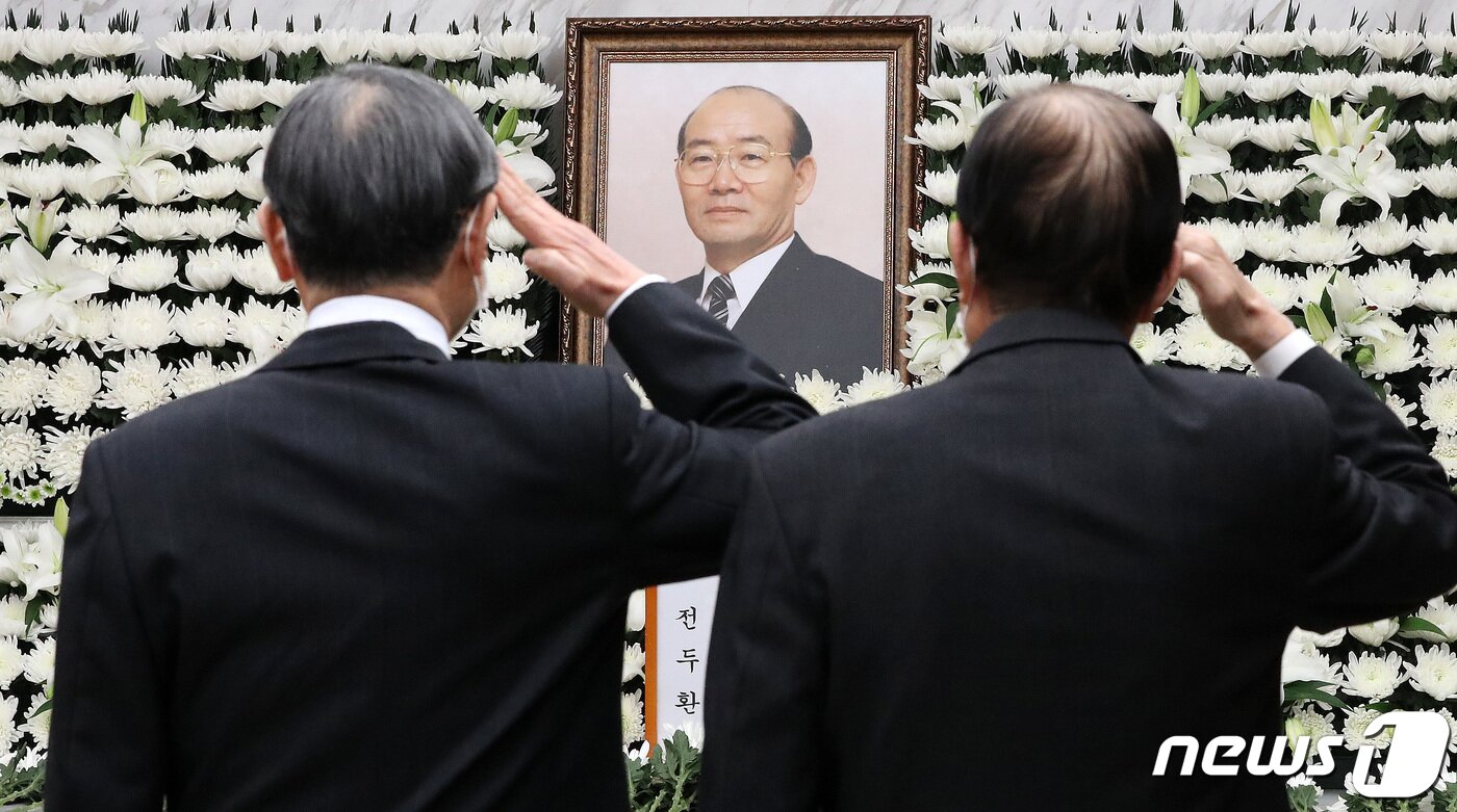 본문 이미지 - 23일 오후 서울 서대문구 신촌세브란스병원 장례식장에 마련된 故 전두환 전 대통령의 빈소에서 조문객들이 거수경례를 하고 있다. 2021.11.23/뉴스1 ⓒ News1 안은나 기자