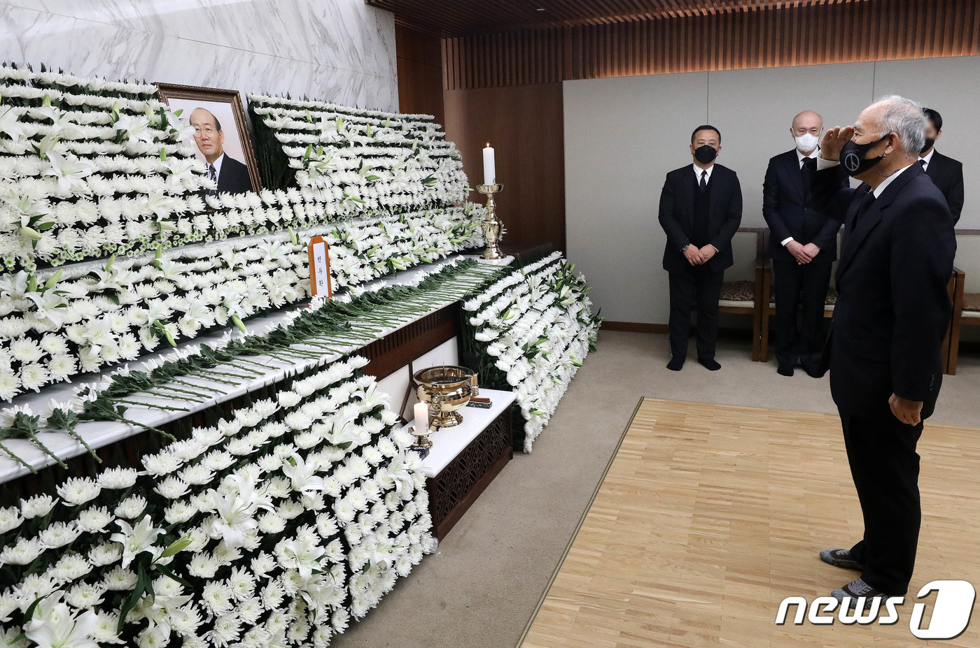 (서울=뉴스1) 안은나 기자 = 23일 오후 서울 서대문구 신촌세브란스병원 장례식장에 마련된 故 전두환 전 대통령의 빈소에서 조문객이 거수경례를 하고 있다. 2021.11.23/뉴 …