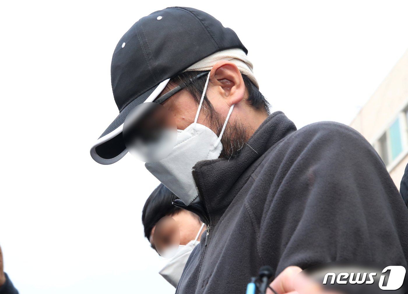 본문 이미지 - 층간 소음으로 갈등을 빚던 이웃 일가족에게 흉기를 휘둘러 구속된 이 모 씨가 검찰 송치를 위해 인천 남동경찰서를 나서고 있다. 2021.11.24/뉴스1