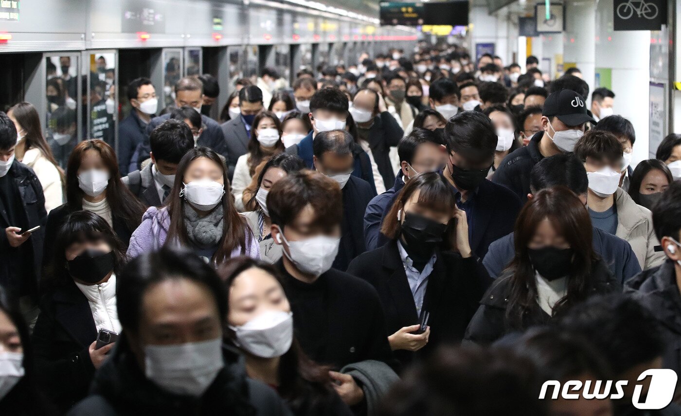 본문 이미지 - 24일 오전 서울 세종대로 지하철 광화문역에서 마스크를 착용한 시민들이 출근길 발걸음을 재촉하고 있다. 2021.11.24/뉴스1 ⓒ News1 임세영 기자