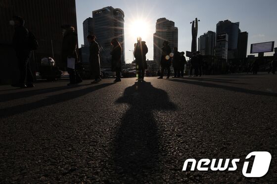 국내 신종 코로나바이러스 감염증(코로나19) 확진자가 처음으로 4,000명대를 넘어선 24일 오전 서울 중구 서울역 광장 임시선별검사소에서 시민들이 코로나19 검사를 받기 위해 줄 서 있다. 이날 질병관리청 중앙방역대책본부는 24일 0시 기준 신종 코로나바이러스 감염증(코로나19) 신규 확진자가 4116명 발생했다고 밝혔다. 2021.11.21/뉴스1 © News1 조태형 기자