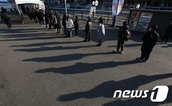 국내 신종 코로나바이러스 감염증(코로나19) 확진자가 처음으로 4,000명대를 넘어선 24일 오전 서울 중구 서울역 광장 임시선별검사소에서 시민들이 코로나19 검사를 받기 위해 줄 서 있다. 이날 질병관리청 중앙방역대책본부는 24일 0시 기준 신종 코로나바이러스 감염증(코로나19) 신규 확진자가 4116명 발생했다고 밝혔다. 2021.11.21/뉴스1 © News1 조태형 기자