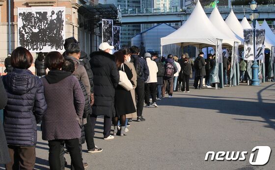 24일 오전 서울 중구 서울역 광장 임시선별검사소에서 시민들이 신종 코로나바이러스 감염증(코로나19) 검사를 받기 위해 줄 서 있다. 질병관리청 중앙방역대책본부는 24일 0시 기준 코로나19 신규 확진자가 4116명 발생했다고 밝혔다. 2021.11.24/뉴스1 © News1 김민수 기자