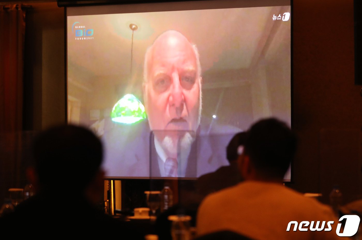 본문 이미지 - 로버트 레드필드 전 미국 CDC(질병통제예방센터) 국장이 24일 서울 중구 롯데호텔에서 열린 뉴스1 글로벌 바이오포럼 '2021 위드코로나 K-바이오의 새로운 도약'에서 화상을 통해 기조발표를 하고 있다. 2021.11.24/뉴스1 ⓒ News1 이성철 기자