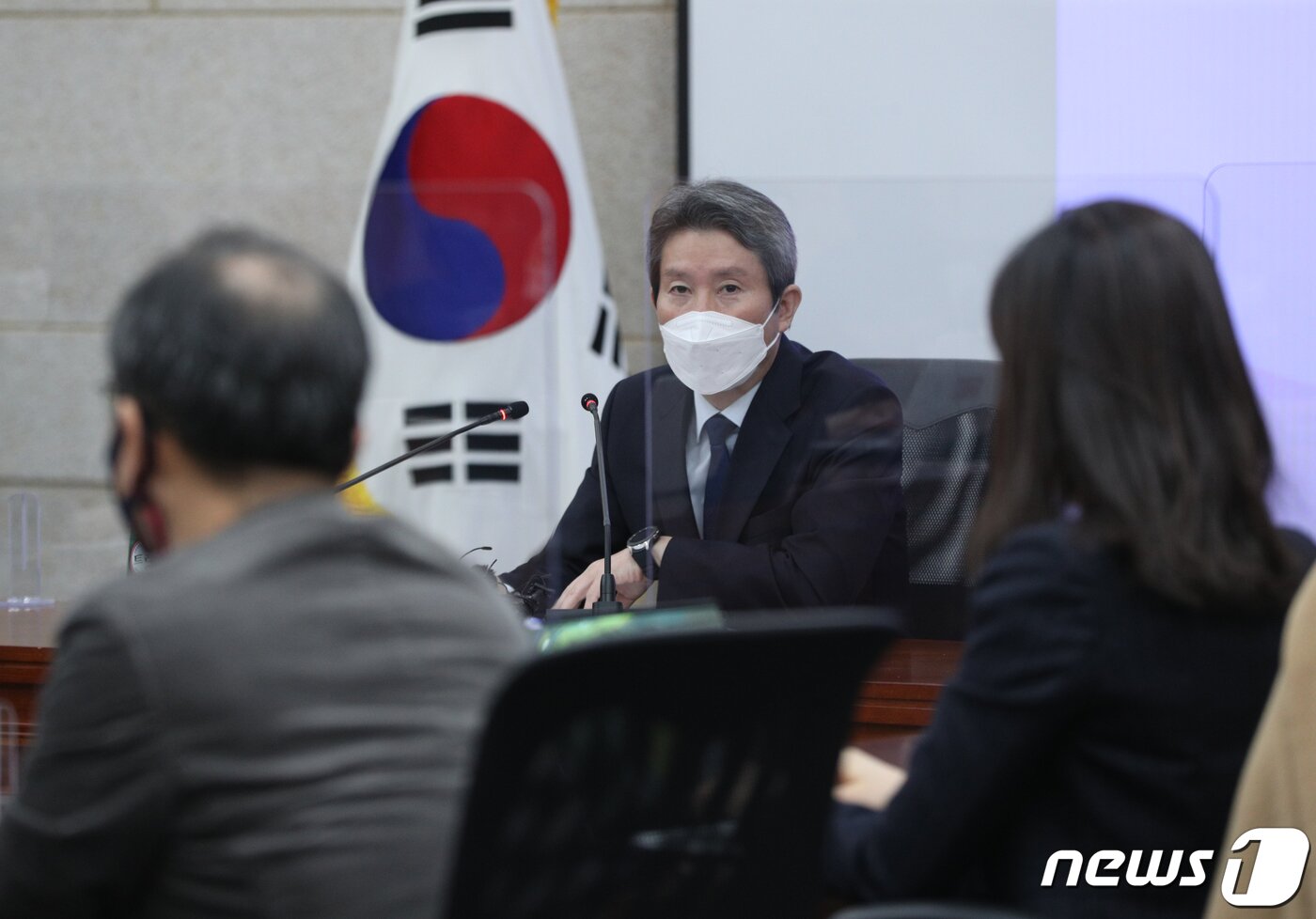 본문 이미지 - 이인영 통일부 장관이 24일 오전 서울 종로구 남북회담본부에서 열린 출입기자단 간담회에서 질문에 답변하고 있다. 2021.11.24/뉴스1 ⓒ News1 신웅수 기자