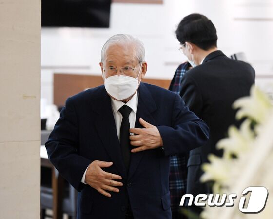 장세동 전 안기부장이 24일 전두환 전 대통령의 빈소가 차려진 서울 서대문구 세브란스병원 신촌장례식장에서 자리하고 있다. 2021.11.24/뉴스1 © News1 이승배 기자
