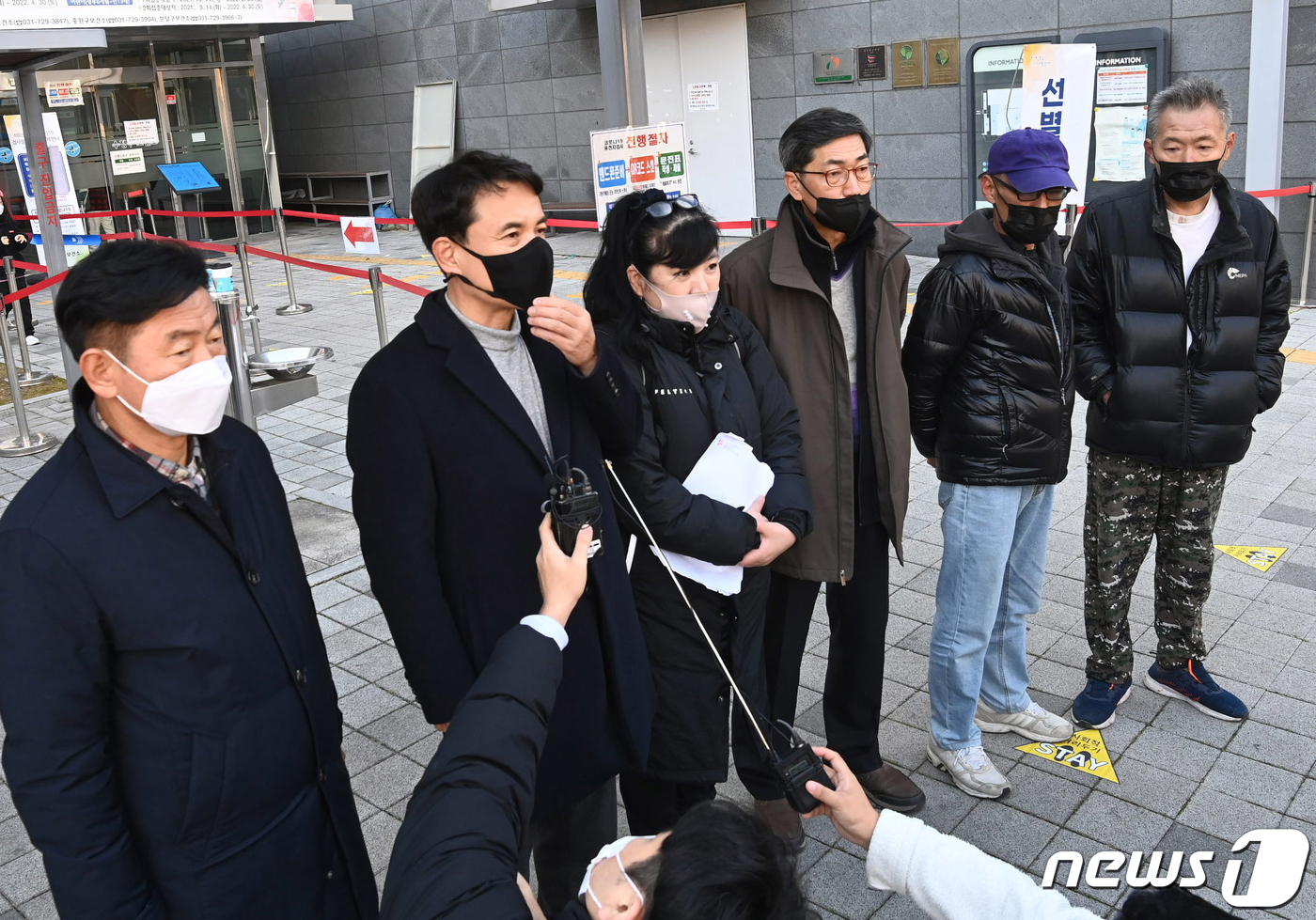 (성남=뉴스1) 국회사진취재단 = 김진태 국민의힘 이재명 비리 국민검증 특위 위원장이 24일 오전 경기 성남시 수정구 성남시정신건강복지센터 앞에서 고 이재선씨(이재명 민주당 대선후 …