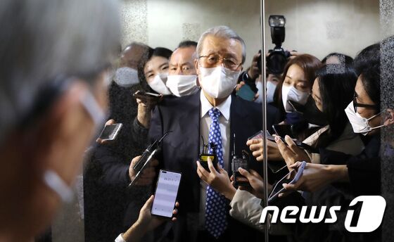 김종인 전 국민의힘 비상대책위원장이 24일 점심식사를 위해 서울 종로구 사무실을 나서고 있다. 2021.11.25/뉴스1 © News1 박지혜 기자