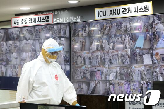 24일 0시 기준 국내 신종 코로나바이러스 감염증(코로나19) 확진자가 4116명이 발생, 국내 코로나19 확진자가 발생한 이후 처음으로 4000명을 넘기며 역대 최다를 기록한 24일 오전 코로나19 거점전담 병원인 경기도 평택시 박애병원 상황실에 환자들의 상태를 확인 할 수 있는 CCTV가 설치되어 있다. 2021.11.24/뉴스1 © News1 김영운 기자