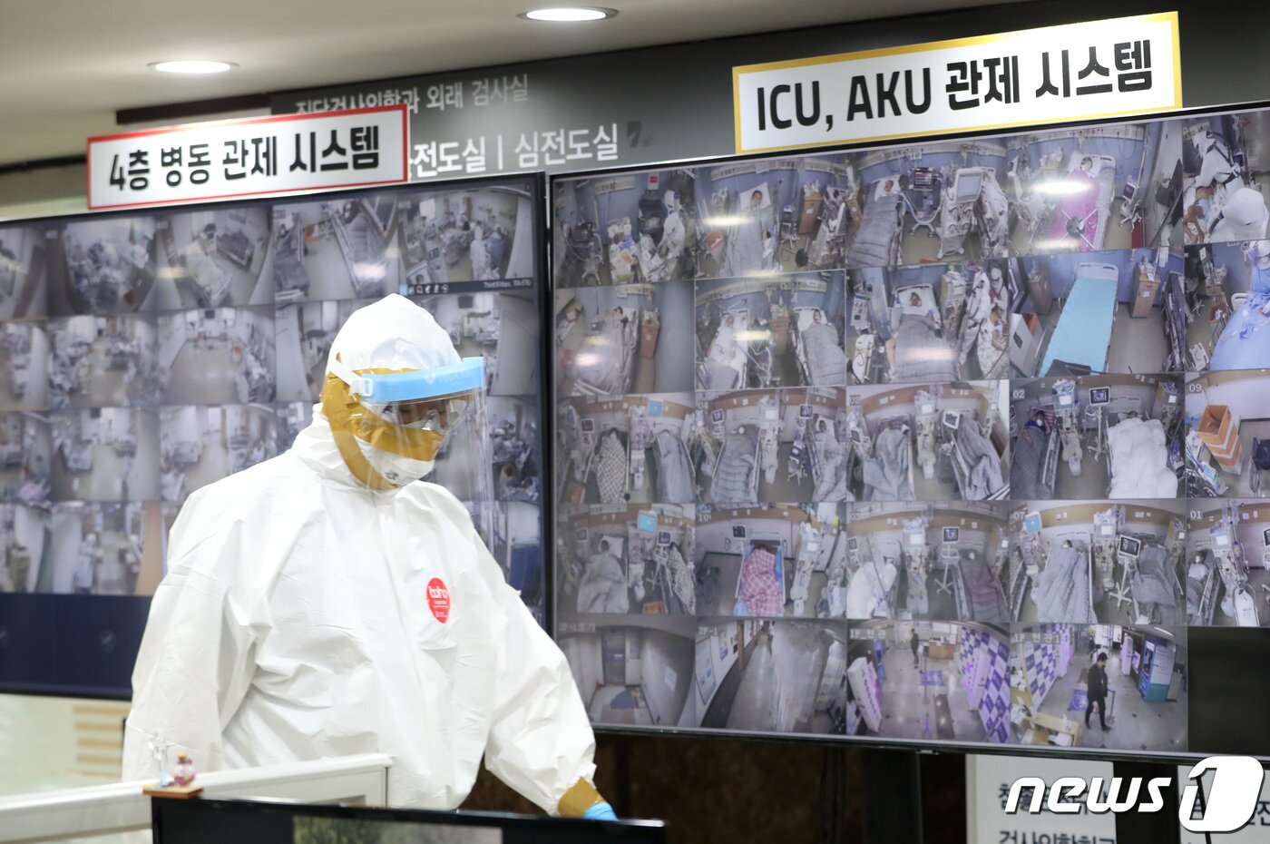 본문 이미지 - 24일 오전 코로나19 거점전담 병원인 경기도 평택시 박애병원 상황실에 환자들의 상태를 확인 할 수 있는 CCTV가 설치되어 있다. 2021.11.24/뉴스1 ⓒ News1 김영운 기자