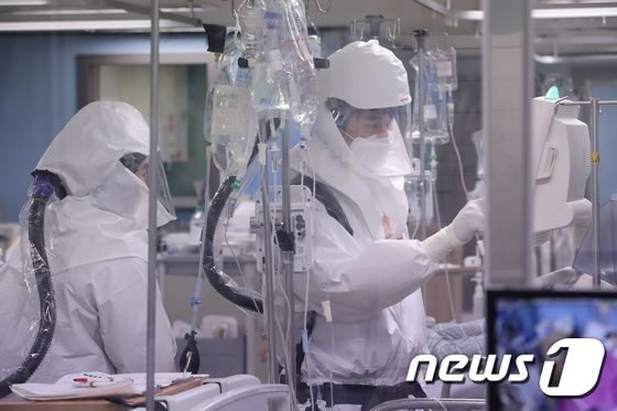 경기도의 한 병원 중환자실에서 의료진들이 코로나19 중증환자를 돌보고 있는 모습. /뉴스1 © News1 김영운 기자