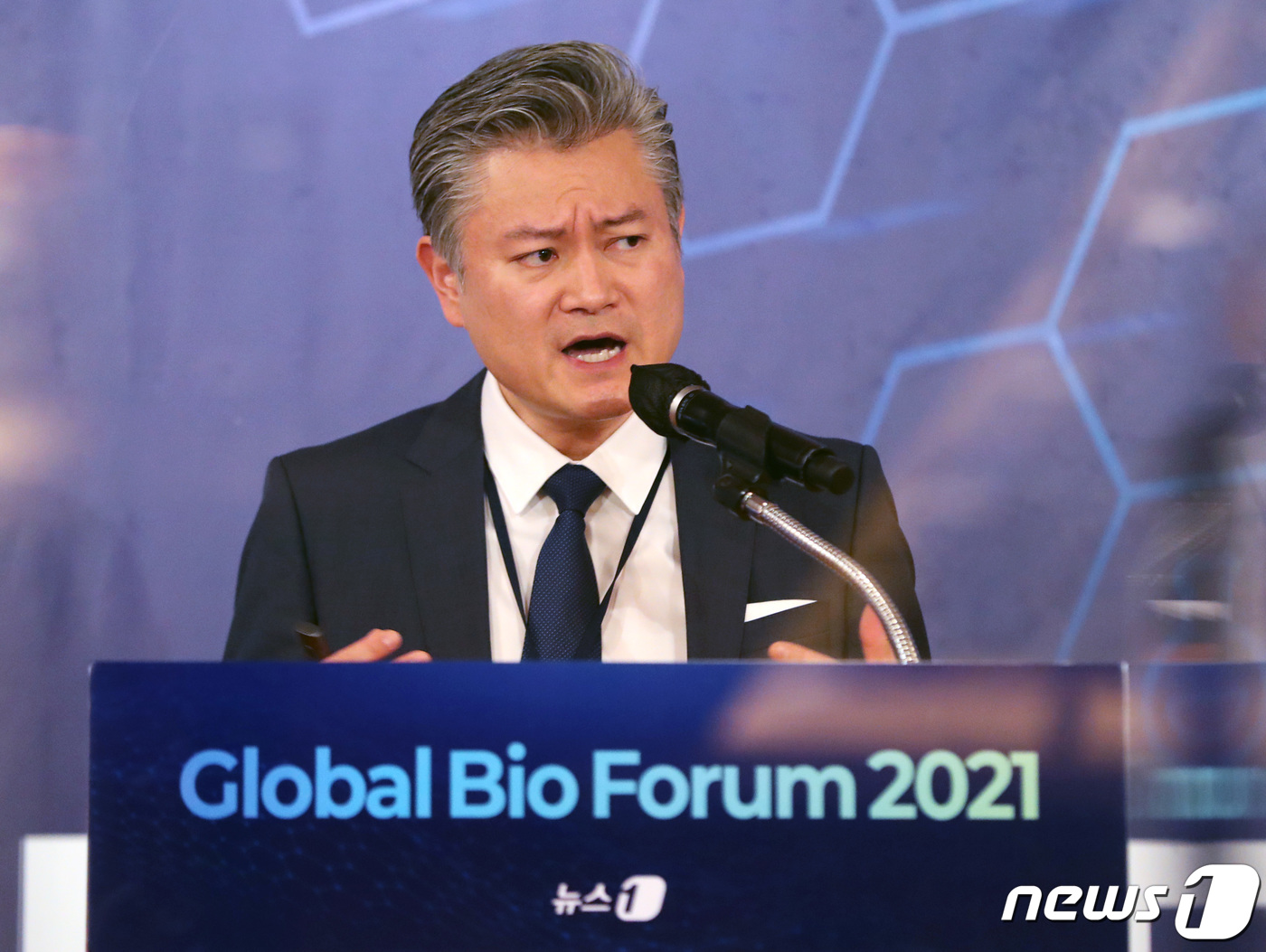 (서울=뉴스1) 이성철 기자 = 제임스 최 삼성바이오로직스 전무가 24일 서울 중구 롯데호텔에서 열린 뉴스1 글로벌 바이오포럼 '2021 위드코로나 K-바이오의 새로운 도약'에서 …
