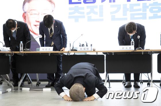 이재명 더불어민주당 대선 후보가 24일 서울 여의도 중앙당사 회의실에서 열린 민생·개혁 입법 추진 간담회에서 '새로운 민주당으로 거듭나겠다'며 사죄의 절을 하고 있다. 이 후보는 이 자리에서