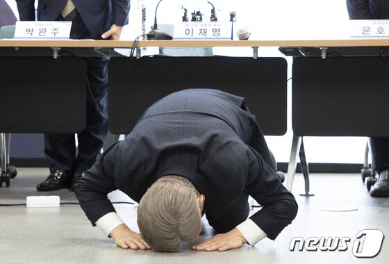 이재명 더불어민주당 대선 후보가 24일 서울 여의도 중앙당사 회의실에서 열린 민생·개혁 입법 추진 간담회에서 '새로운 민주당으로 거듭나겠다'며 사죄의 절을 하고 있다. 이 후보는 이 자리에서