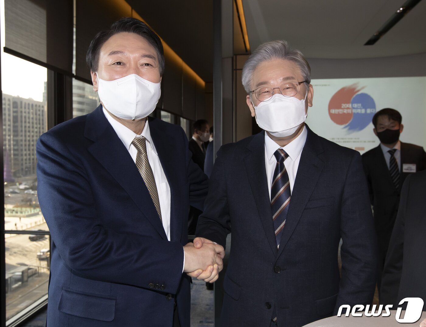 본문 이미지 - 이재명 더불어민주당 대선 후보와 윤석열 국민의힘 대선 후보가 지난 24일 오전 서울 종로구 포시즌스 호텔에서 중앙일보 주최로 열린 ‘2021 중앙포럼’에 참석해 인사하고 있다. 2021.11.24/뉴스1 ⓒ News1 국회사진취재단