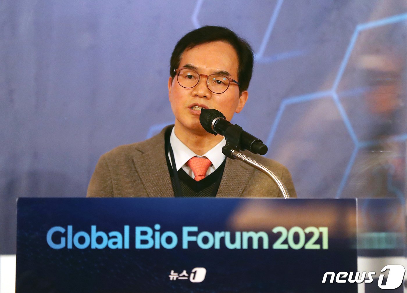 본문 이미지 - 이병화 툴젠 대표가 24일 서울 중구 롯데호텔에서 열린 뉴스1 글로벌 바이오포럼 '2021 위드코로나 K-바이오의 새로운 도약' 기업 IR 세션에서 발표하고 있다. 2021.11.24/뉴스1 ⓒ News1 이성철 기자