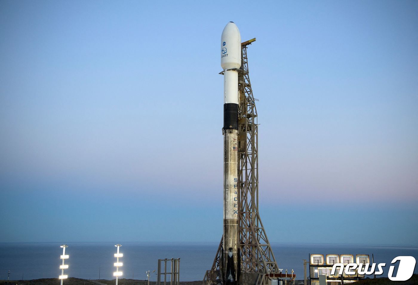 본문 이미지 - 나사가 24일(현지시간) 미국 캘리포니아 우주기지에서 소행성과 고의로 충돌시킬 우주선을 발사시킬 준비를 하고 있다. ⓒ AFP=뉴스1 ⓒ News1 원태성 기자