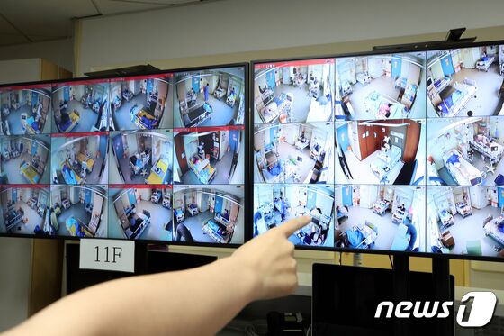 코로나19 확진자가 4000명대를 처음으로 돌파한 24일 오후 서울 중랑구 서울의료원 코로나19 종합상황실에서 의료진들이 병상 CCTV를 살펴보고 있다. 질병관리청 중앙방역대책본부에 따르면 이날 0시 기준 코로나19 신규 확진자가 4116명 발생해 코로나19 확진자가 발생한 이후 처음으로 4000명을 넘었다. 수도권 국내발생 확진자는 3125명으로 전국 비중 76.4%를 차지해 수도권에서 확진자 집중적으로 발생하고 있다. 재원 중인 위중증 환자는 586명으로 600명대를 넘보는 상황이다. 2021.11.24/뉴스1 © News1 신웅수 기자