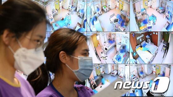 코로나19 확진자가 4000명대를 처음으로 돌파한 24일 오후 서울 중랑구 서울의료원 코로나19 종합상황실에서 의료진들이 병상 CCTV를 살펴보고 있다. 질병관리청 중앙방역대책본부에 따르면 이날 0시 기준 코로나19 신규 확진자가 4116명 발생해 코로나19 확진자가 발생한 이후 처음으로 4000명을 넘었다. 수도권 국내발생 확진자는 3125명으로 전국 비중 76.4%를 차지해 수도권에서 확진자 집중적으로 발생하고 있다. 재원 중인 위중증 환자는 586명으로 600명대를 넘보는 상황이다. 2021.11.24/뉴스1 © News1 신웅수 기자