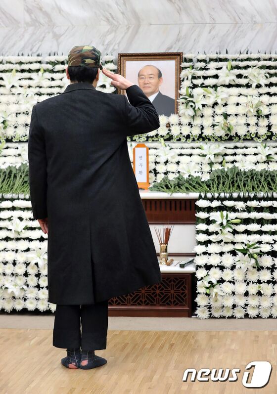 24일 오후 서울 서대문구 신촌 세브란스병원 장례식장에 마련된 전두환 전 대통령 빈소를 찾은 한 조문객이 전투모를 꺼내쓰고 경례하고 있다. 2021.11.24/뉴스1 © News1 이승배 기자
