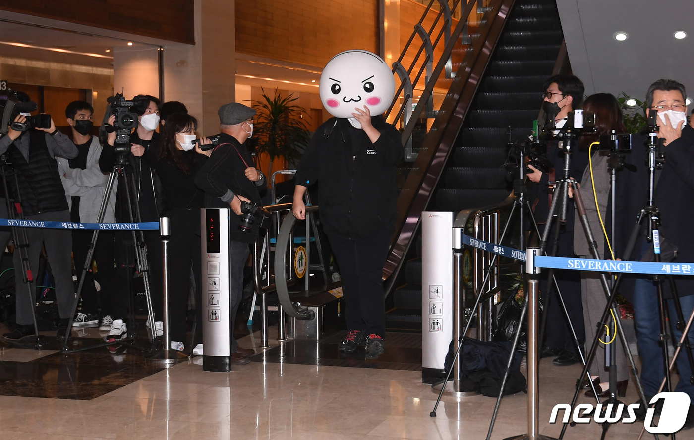 (서울=뉴스1) 이승배 기자 = 인형탈을 쓴 남성이 24일 서울 서대문구 세브란스병원 신촌장례식장에 마련된 고 전두환 전 대통령의 빈소에 들어서고 있다. 2021.11.24/뉴스1 …