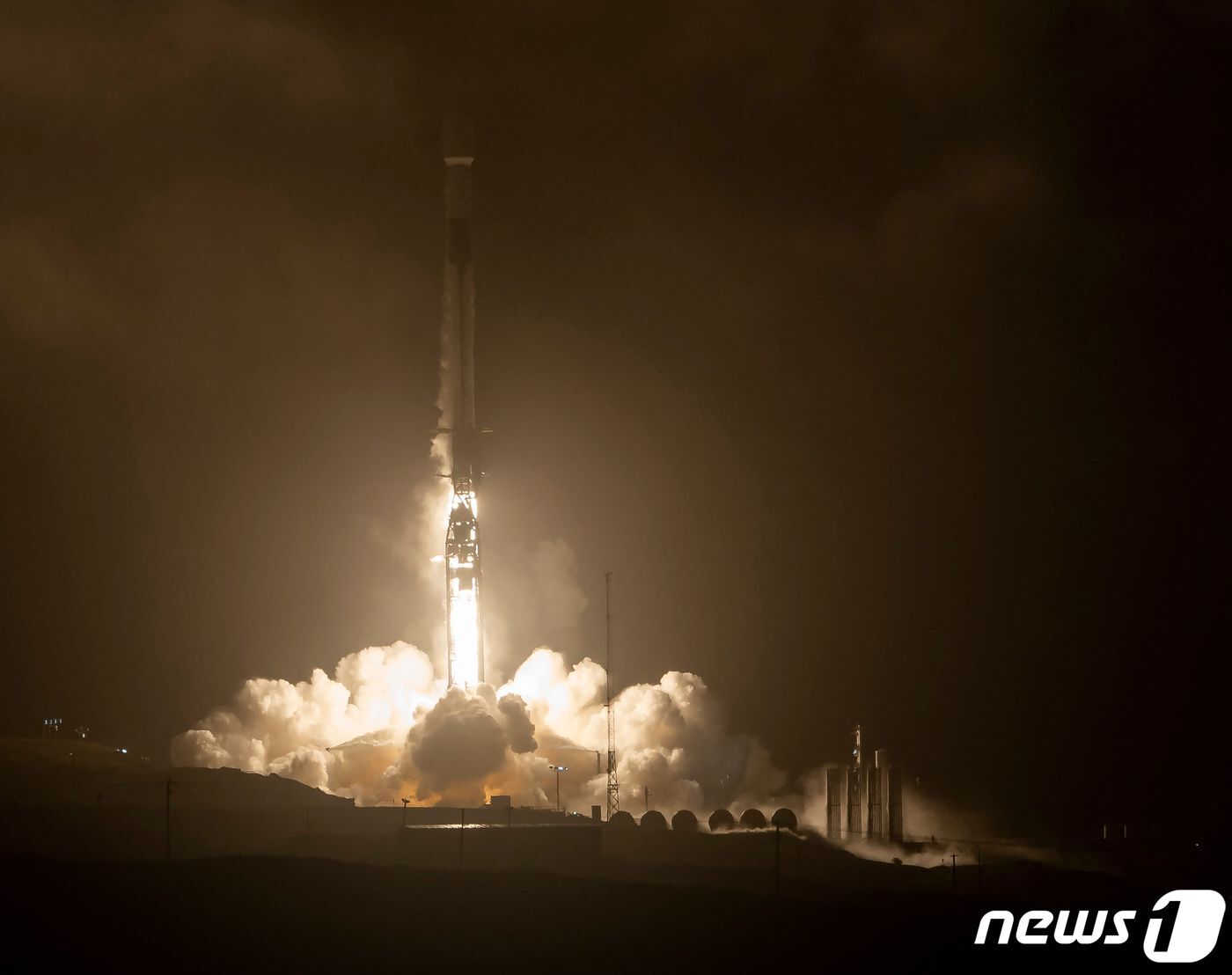 본문 이미지 - 나사가 24일 오후 10시21분(한국시간 24일 오후 3시21분) 캘리포니아 우주기지에서 소행성 충돌 우주선을 발사했다. ⓒ AFP=뉴스1 ⓒ News1 원태성 기자