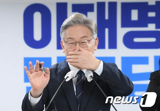 이재명 더불어민주당 대선 후보가 24일 서울 여의도 더불어민주당사에서 열린 주요 당직자 일괄 사퇴 관련 기자간담회에서 웃음을 짓고 있다. 2021.11.24/뉴스1 © News1 오대일 기자