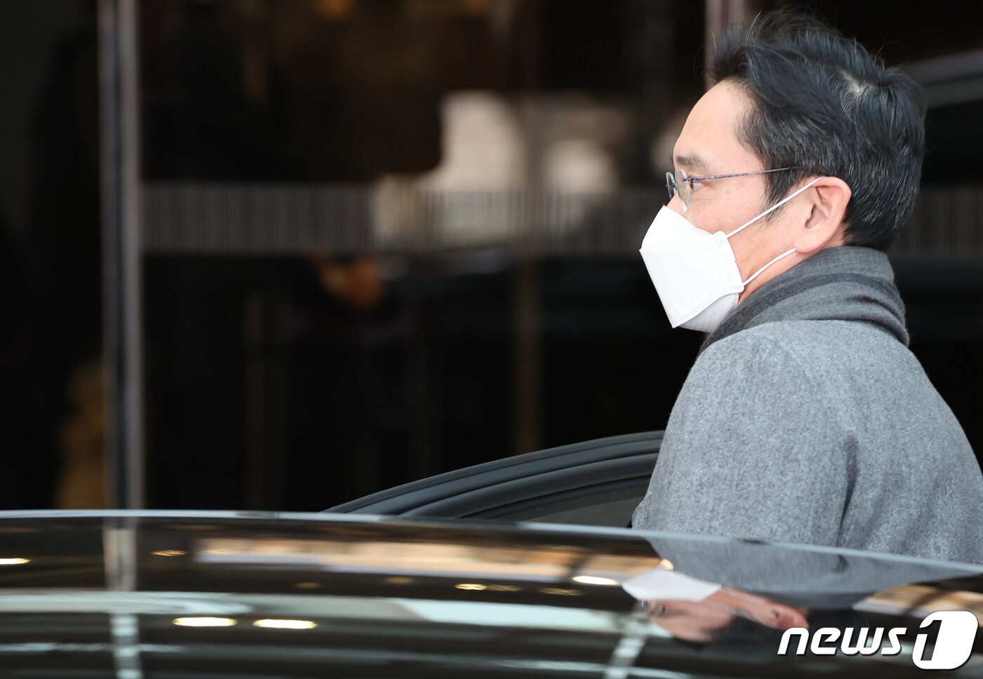 본문 이미지 - 이재용 삼성전자 부회장이 지난달 24일 서울 강서구 김포공항 서울김포비즈니스항공센터를 통해 귀국하고 있다. 지난 14일 출국한 이 부회장은 미국 내 제2 파운드리(반도체 위탁생산) 공장 입지 등을 매듭 지었다. 2021.11.24/뉴스1 ⓒ News1 김명섭 기자