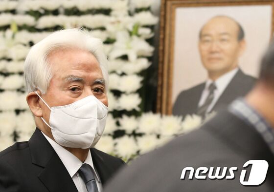 허화평 미래한국재단 이사장이 24일 오후 서울 서대문구 신촌세브란스병원 장례식장에 마련된 고 전두환 전 대통령 빈소를 찾아 조문하고 있다. 2021.11.24/뉴스1 © News1 박세연 기자