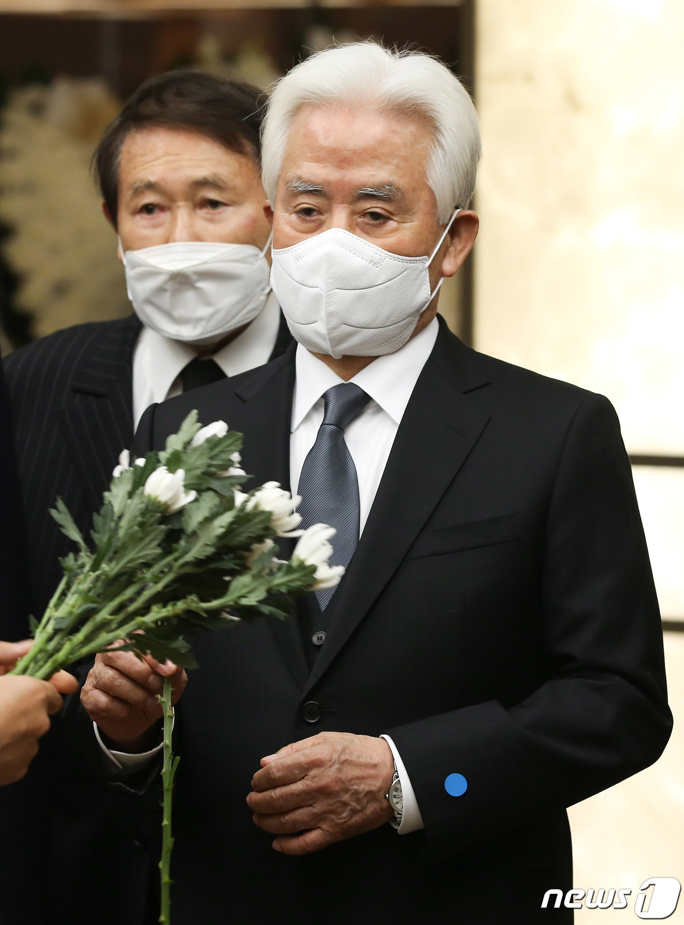 (서울=뉴스1) 박세연 기자 = 허화평 미래한국재단 이사장(오른쪽)이 24일 오후 서울 서대문구 신촌세브란스병원 장례식장에 마련된 고 전두환 전 대통령 빈소를 찾아 조문하고 있다. …