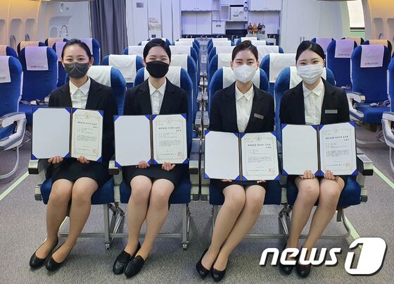광주여대 항공서비스학과 학생들이 '2021년 관광산업 일자리박람회 대학(원)생 아이디어 공모전'에서 장려상을 수상한 후 기념촬영을 하고 있다.(광주여대 제공)2021.11.24/뉴스1 © News1