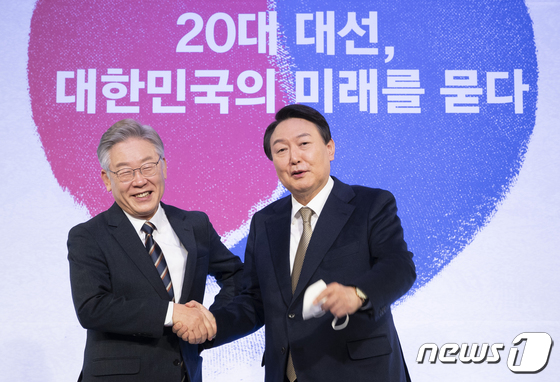 (왼쪽부터) 이재명 더불어민주당 대선 후보와 윤석열 국민의힘 대선 후보. 2021.11.24/뉴스1 © News1 국회사진취재단