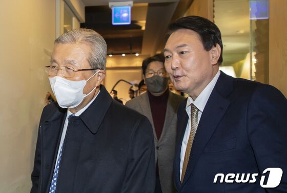 윤석열 국민의힘 대선후보와 김종인 전 국민의힘 비상대책위원장이 24일 오후 서울시내의 한 식당에서 회동을 갖기 위해 들어서고 있다. 2021.11.24/뉴스1 © News1 국회사진취재단