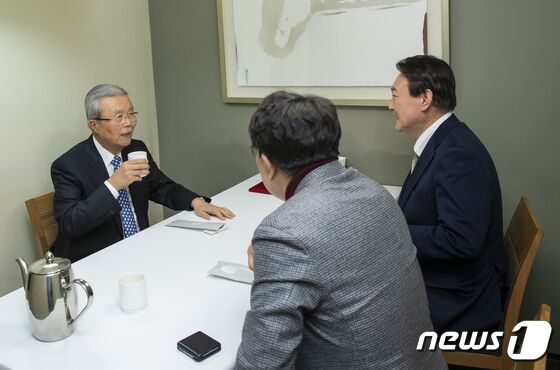 윤석열 국민의힘 대선후보와 김종인 전 국민의힘 비상대책위원장이 24일 오후 서울시내의 한 식당에서 만나 대화를 하고 있다. 2021.11.24/뉴스1 © News1 국회사진취재단
