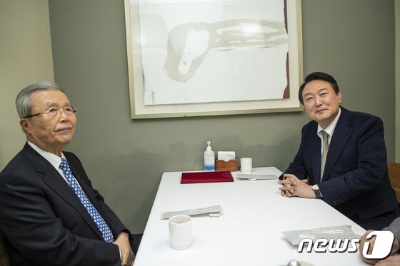 윤석열 국민의힘 대선후보와 김종인 전 국민의힘 비상대책위원장이 24일 오후 서울시내의 한 식당에서 만나 대화를 하고 있다. 2021.11.24/뉴스1 © News1 국회사진취재단