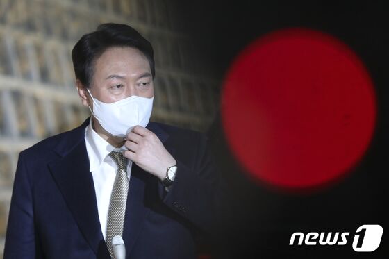 윤석열 국민의힘 대선후보가 24일 오후 서울 종로구 인근의 음식점에서 김종인 전 비상대책위원장과 만찬회동을 마치고 나서며 취재진의 질문에 답하고 있다.2021.11.24/뉴스1 © News1 국회사진취재단