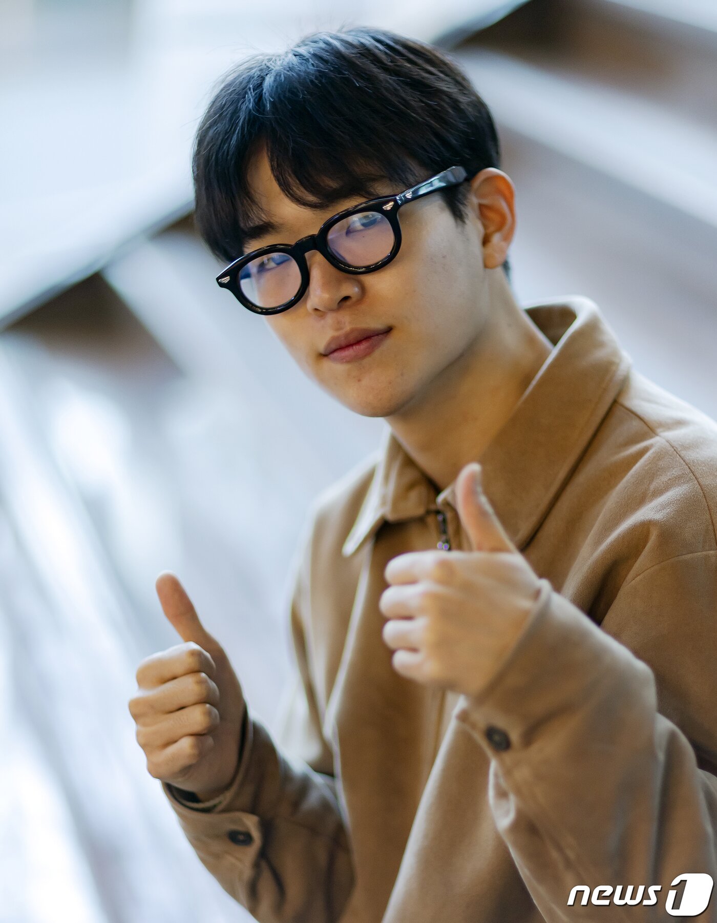 본문 이미지 - 제32회 유재하음악경연대회에서 대상을 수상한 가수 김승주가 뉴스1과 인터뷰에 앞서 포즈를 취하고 있다. /뉴스1 ⓒ News1 김진환 기자