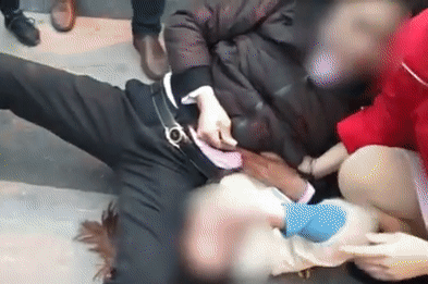 본문 이미지 - 식칼을 휘두르던 남성은 사람들과 현지 경찰에 붙잡혔다. (중국 포털사이트 '바이두' 갈무리) ⓒ 뉴스1