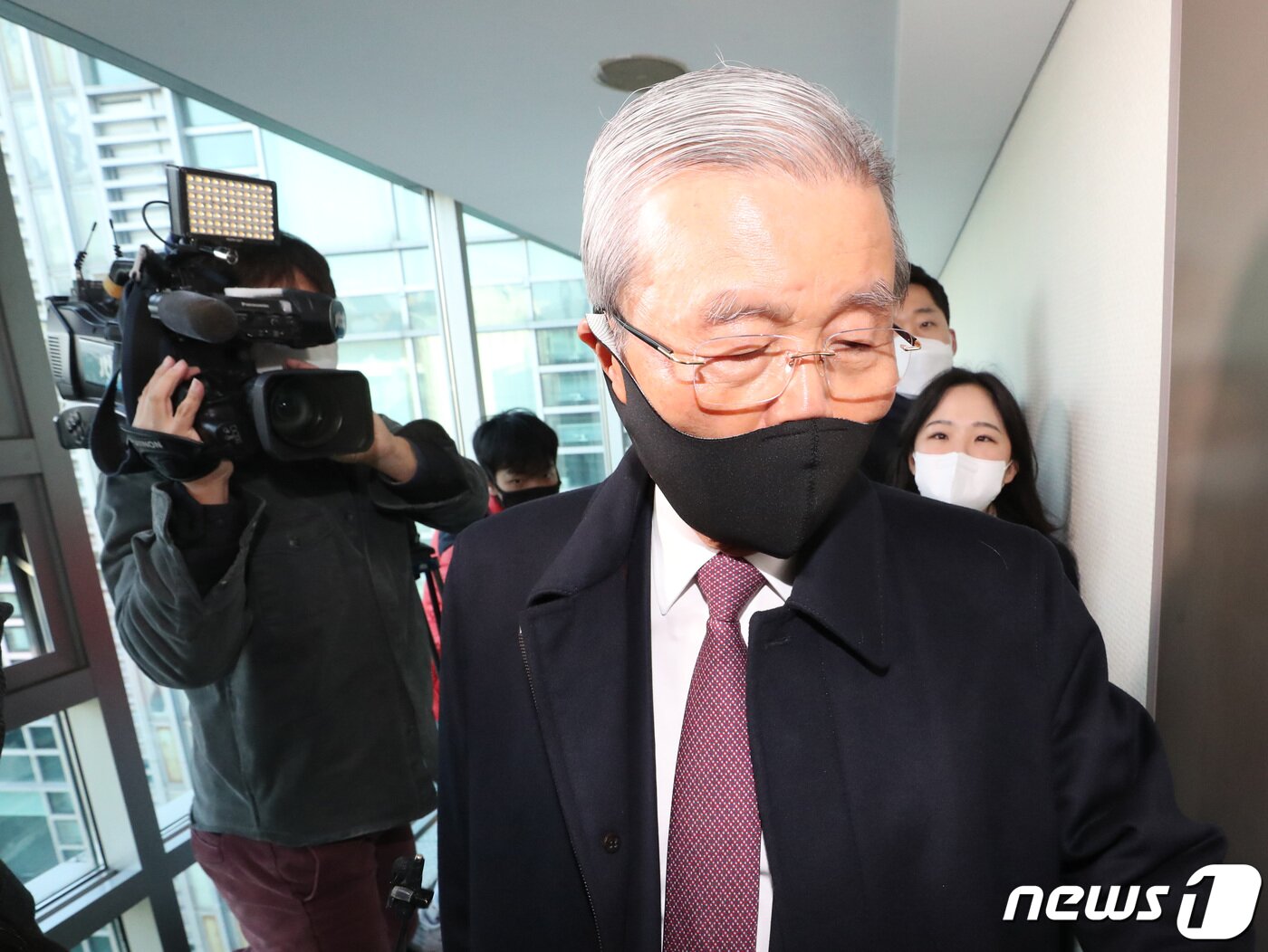 본문 이미지 - 김종인 전 국민의힘 비대위원장이 25일 서울 종로구 사무실로 출근하고 있다. 2021.11.25/뉴스1 ⓒ News1 이성철 기자
