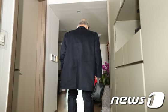 김종인 전 국민의힘 비대위원장이 25일 서울 종로구 사무실로 출근하고 있다. 김 전 위원장은 지난 24일 윤석열 후보와 만찬 회동을 가졌지만, 선대위 합류 합의엔 이르지 못했다. 윤 후보는 이날 총괄선대위원장 자리를 비워둔 상태로 선대위 본부장급 인선을 발표할 예정이다. 2021.11.25/뉴스1 © News1 이성철 기자