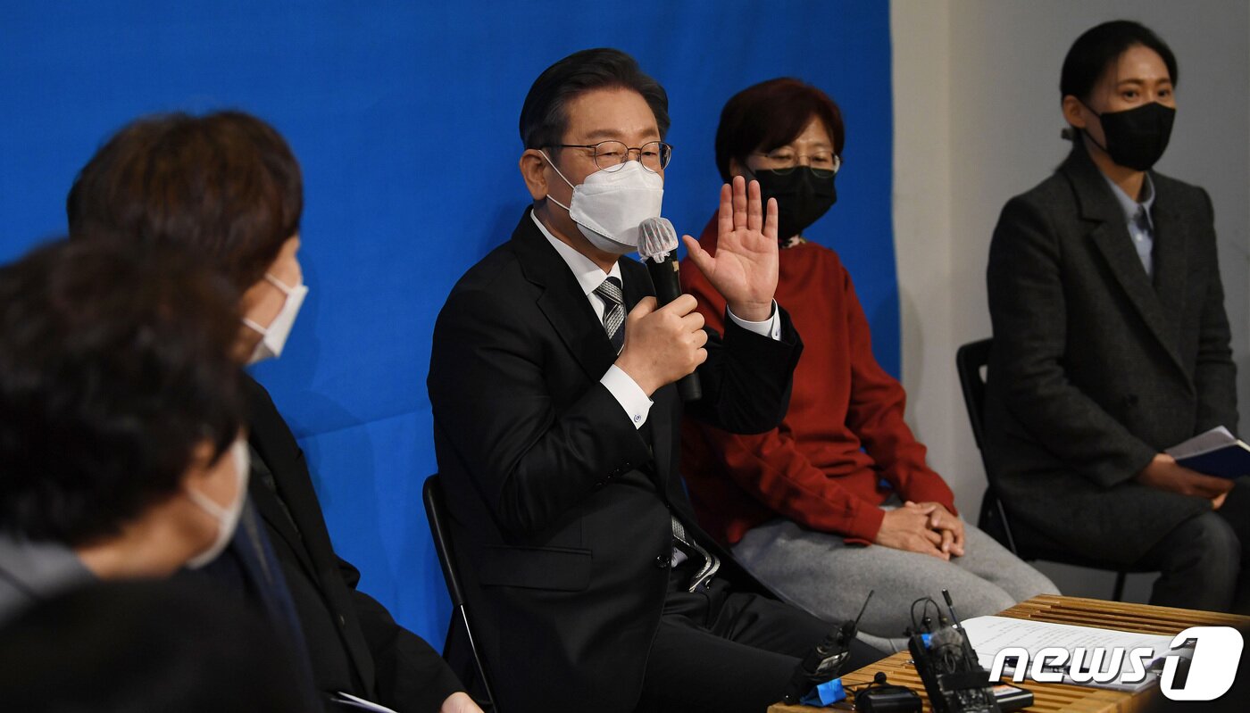 본문 이미지 - 이재명 더불어민주당 대선후보가 25일 서울 동작구 복합문화공간 숨에서 여성 군인들과 간담회를 갖고 있다. 2021.11.25/뉴스1 ⓒ News1 국회사진취재단