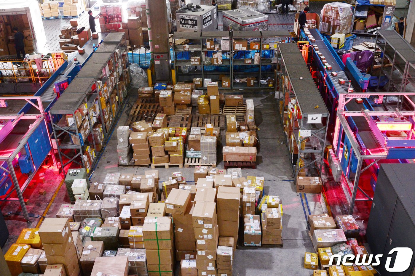 본문 이미지 - 인천광역시 중구 인천본부세관 특송물류센터에 직구물품들이 쌓여 있다. 2021.11.25/뉴스1 ⓒ News1 박지혜 기자