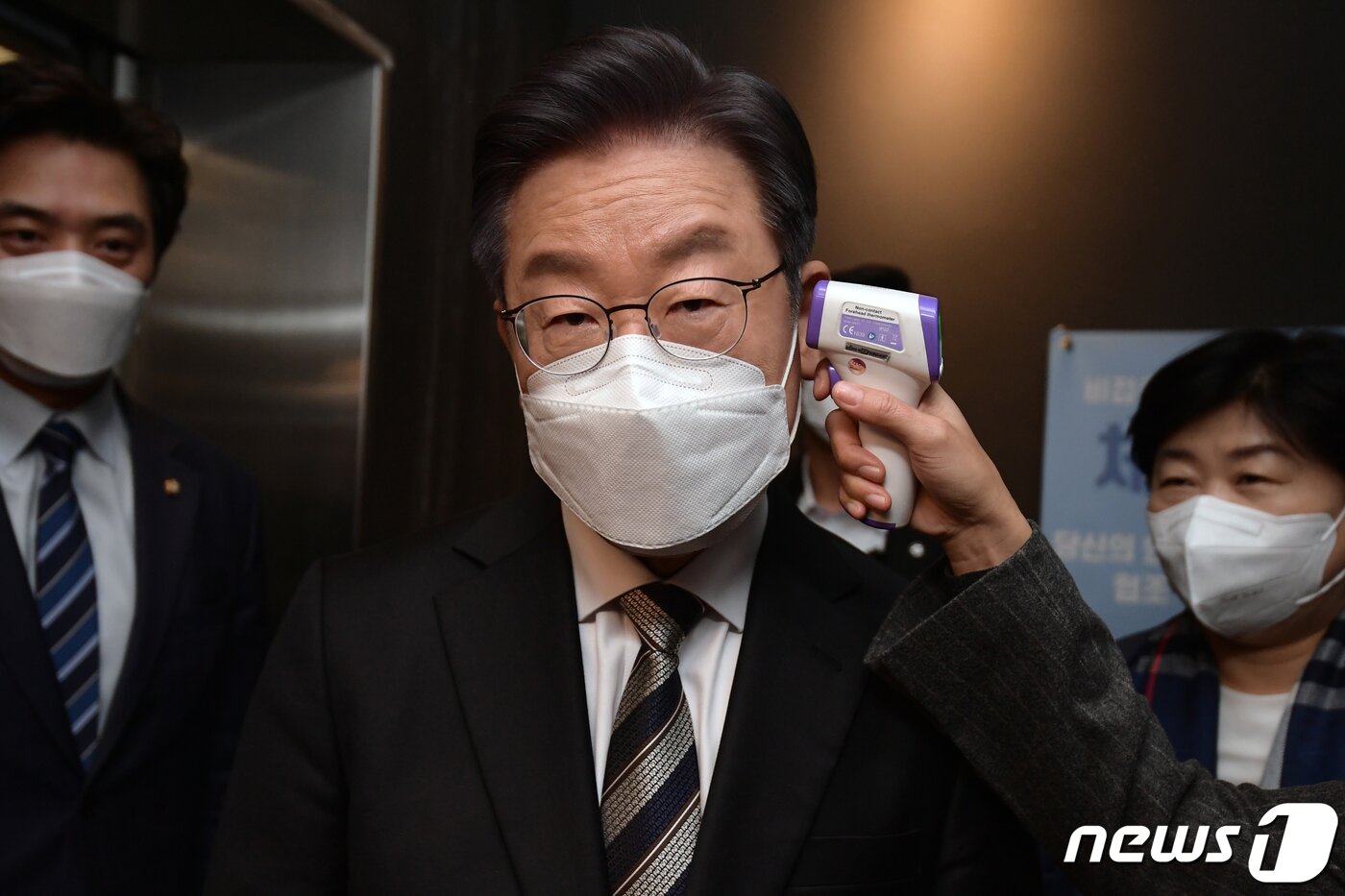 본문 이미지 - 이재명 더불어민주당 대선후보가 25일 오전 서울 동작구 복합문화공간 숨에서 열린 여성군인들과의 간담회 '군대 내 성폭력 OUT, 인권 IN'에 참석하기 전 체온 체크를 하고 있다. 2021.11.25/뉴스1 ⓒ News1 국회사진취재단